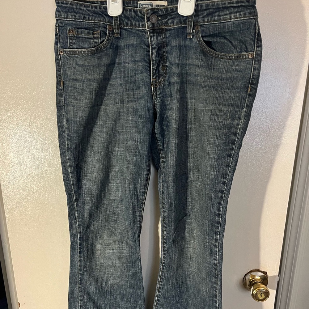 Cute and comfy signature Levi Strauss low rise bootcut jeans